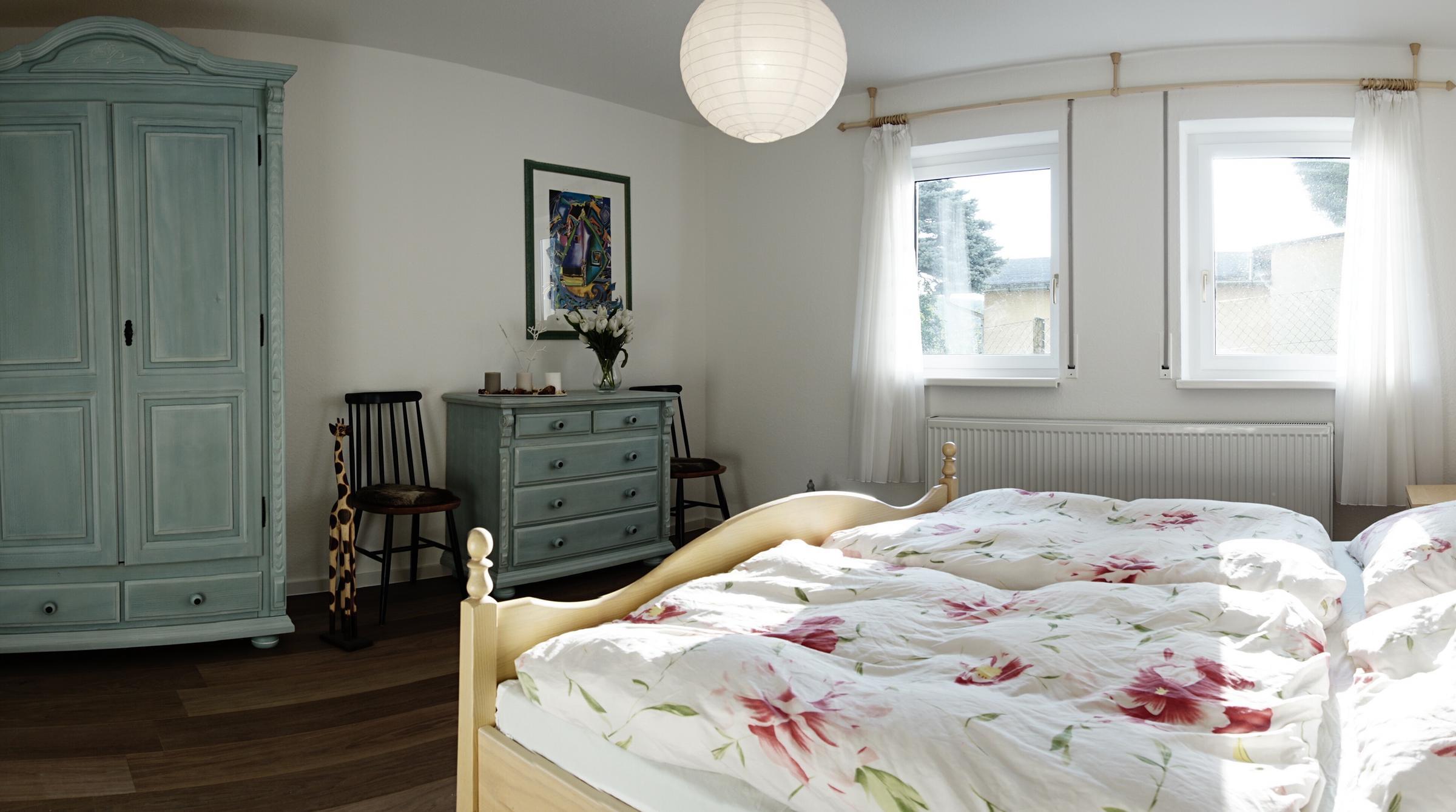 Schlafzimmer mit Schrank, Kommode und Kingsize-Bett